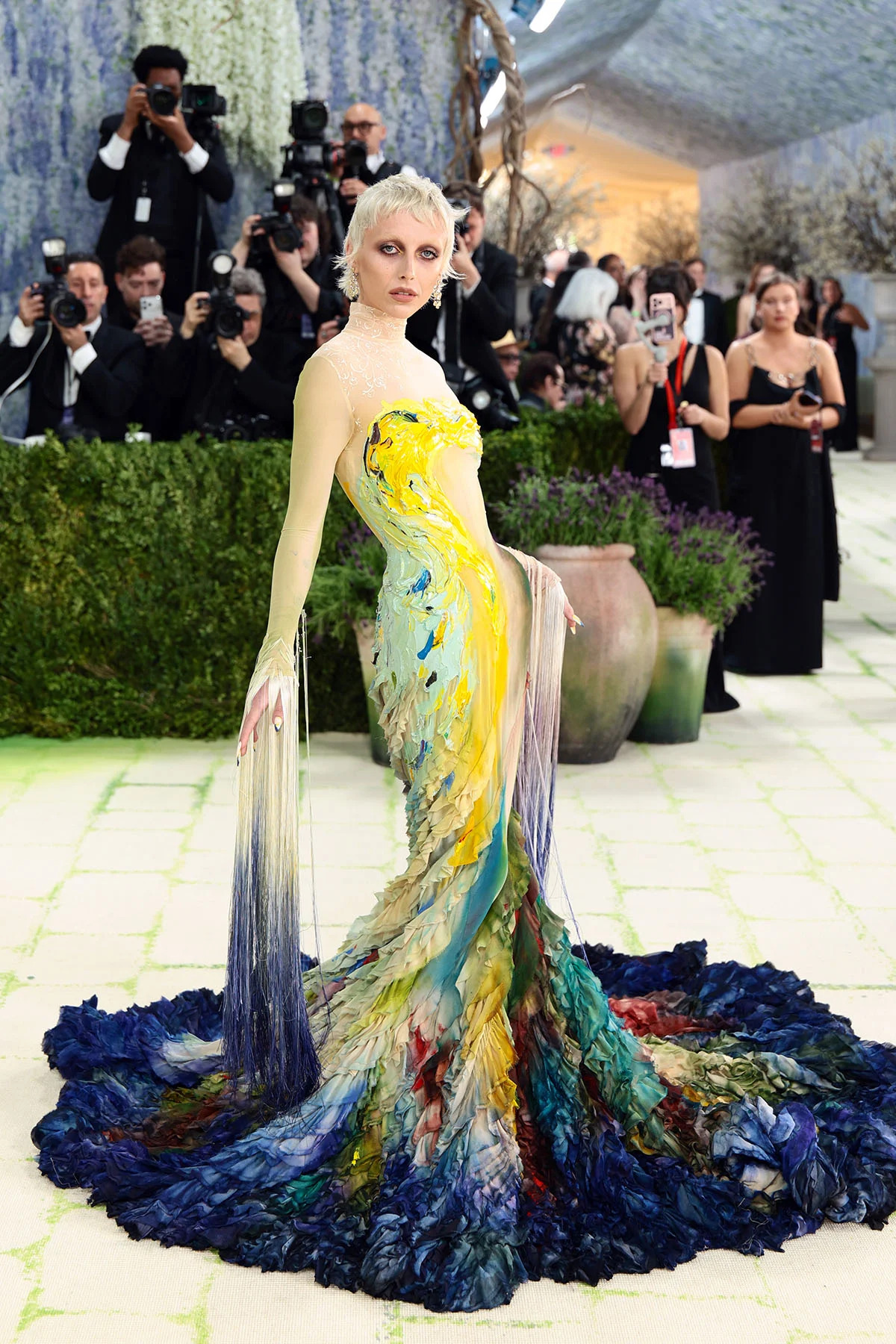 Emma Chamberlain on the Met Gala 2026 carpet in custom Mugler